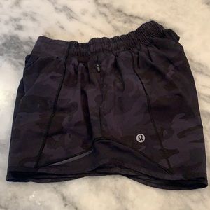 Women’s Lululemon Hotty Hot low rise 4” shorts
